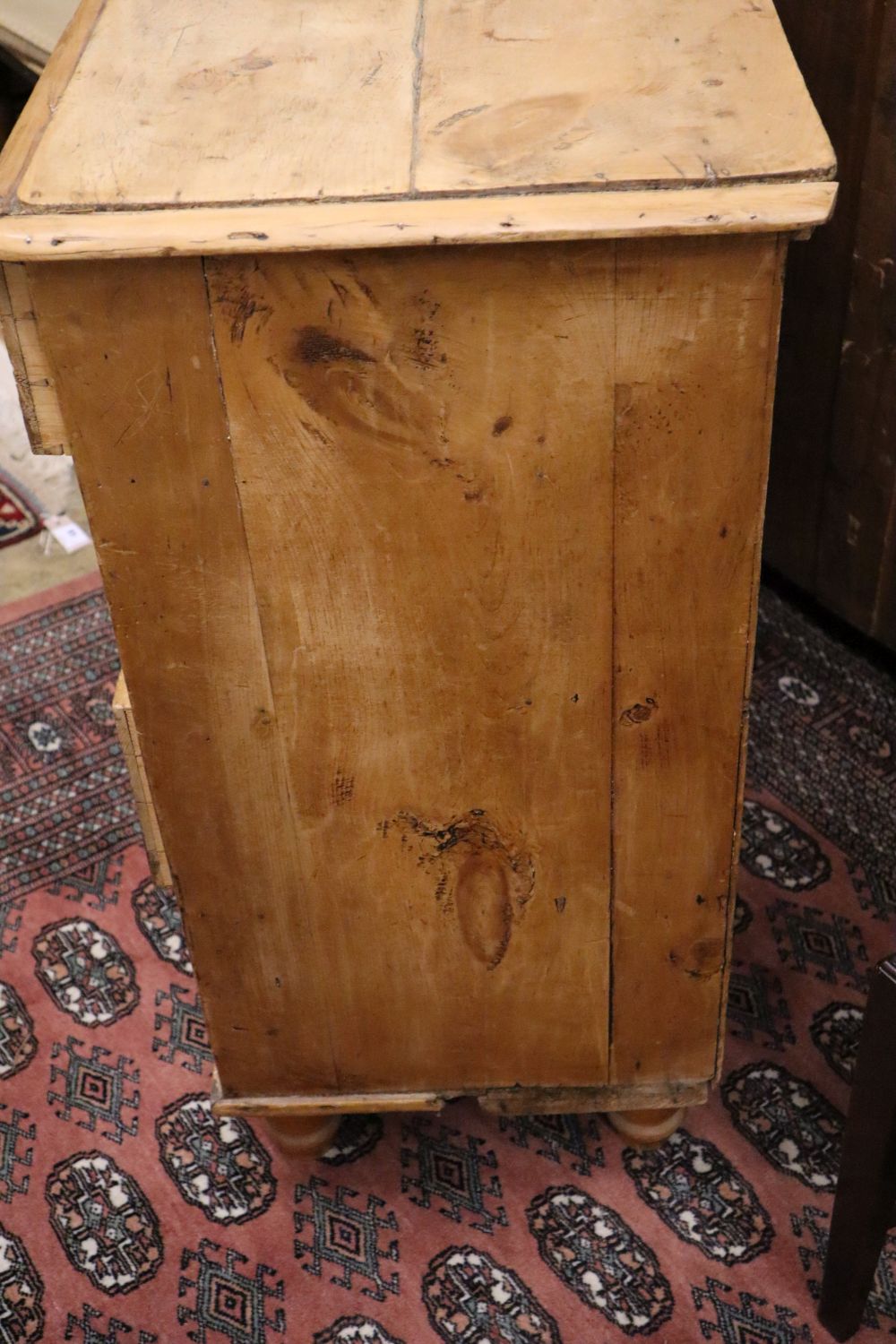 A Victorian pine chest of drawers, width 92cm, depth 44cm, height 88cm